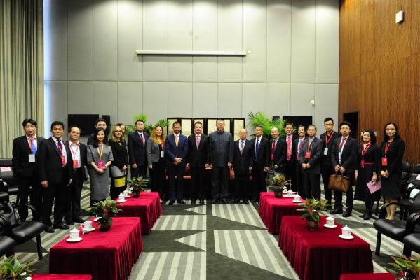 焦兰生市长会见出席3·28招商洽谈会的驻穗领事官员和海外专家博士.JPG