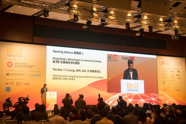 香港特区政府行政长官梁振英在2017年互联网经济峰会上发表主题演讲.JPG