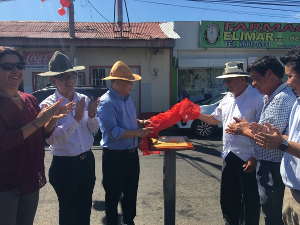 2019年12月17日，卡尼亚斯市市长与代表团一起为“三乡街”举行揭牌仪式.jpg