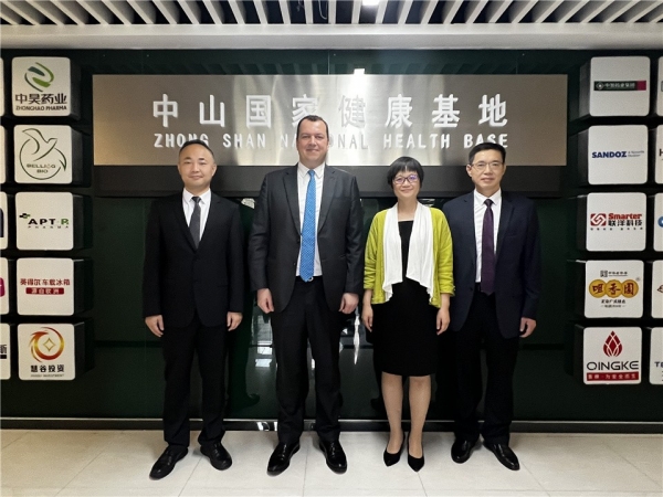 希腊总领事与参会领导在健康基地合影.jpg